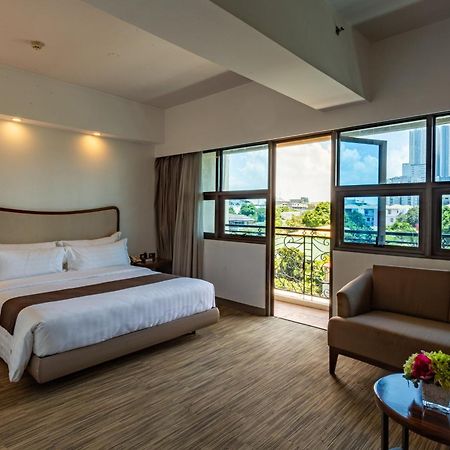 La Breza Hotel Quezon City Exterior photo