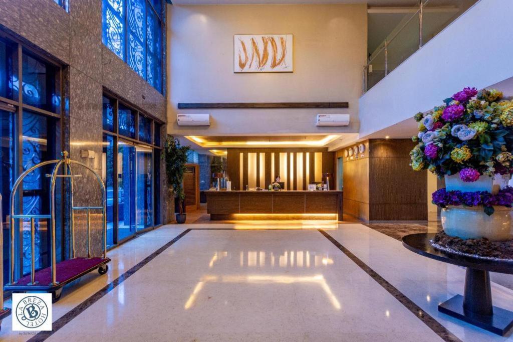 La Breza Hotel Quezon City Exterior photo