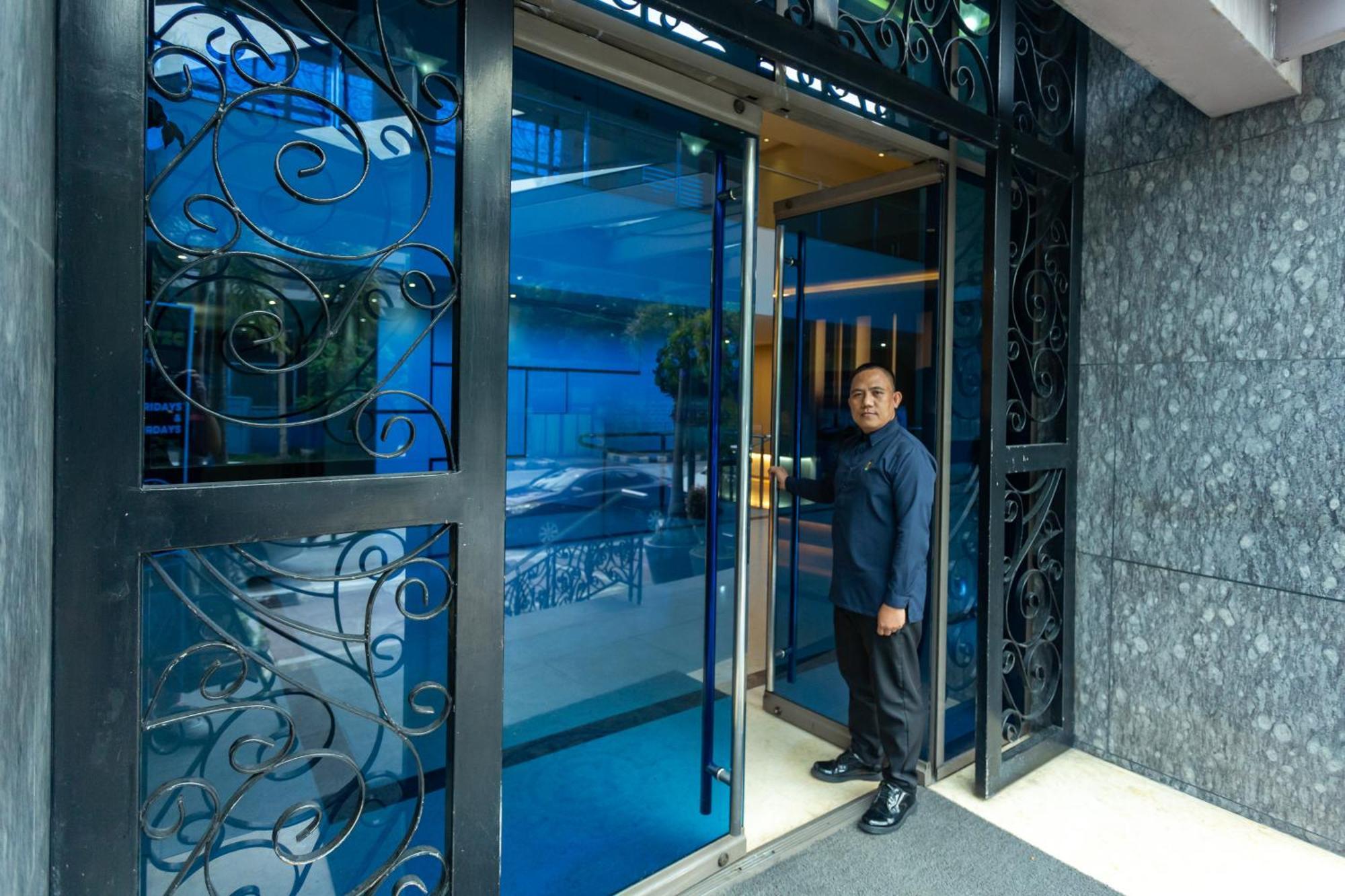 La Breza Hotel Quezon City Exterior photo