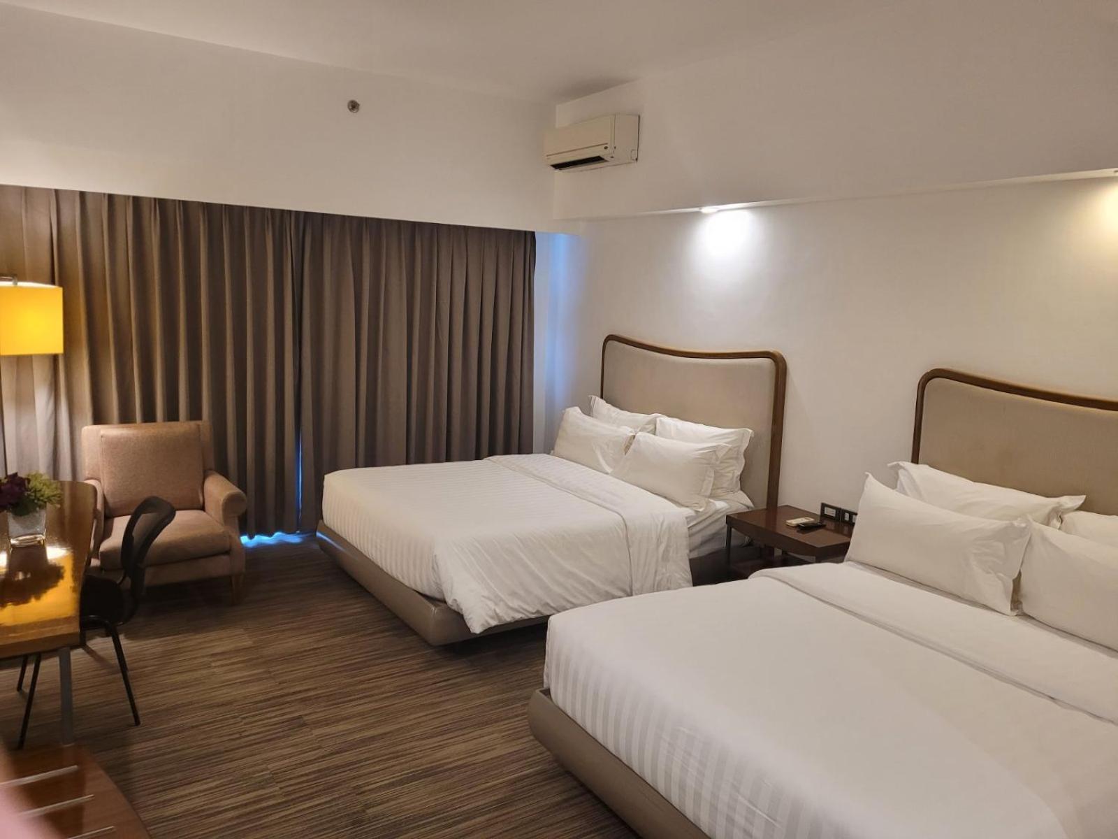 La Breza Hotel Quezon City Exterior photo