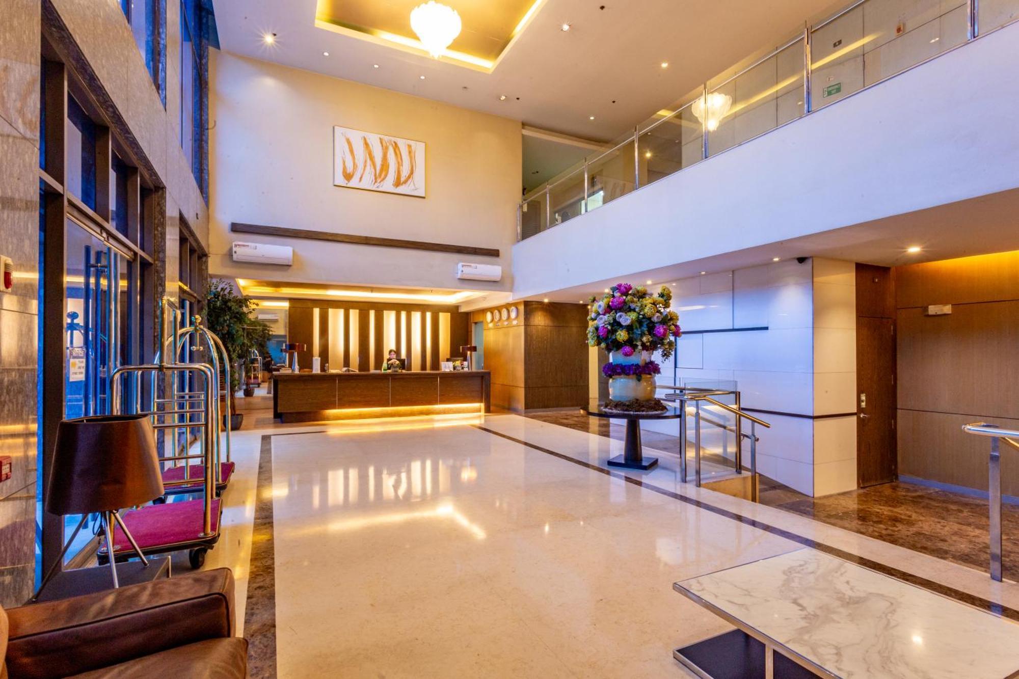 La Breza Hotel Quezon City Exterior photo