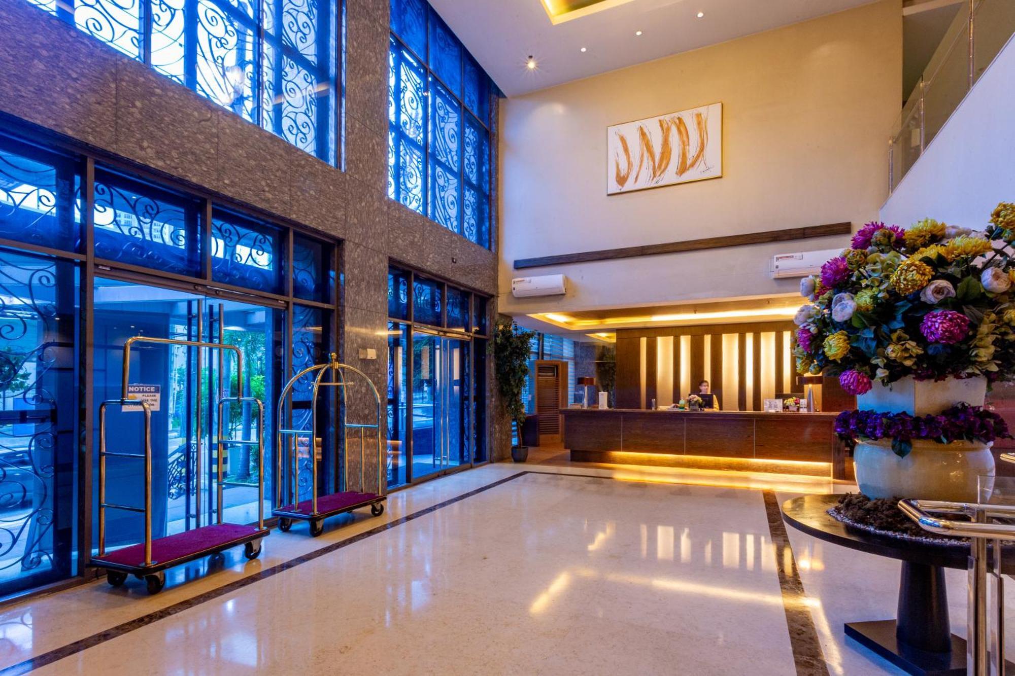 La Breza Hotel Quezon City Exterior photo