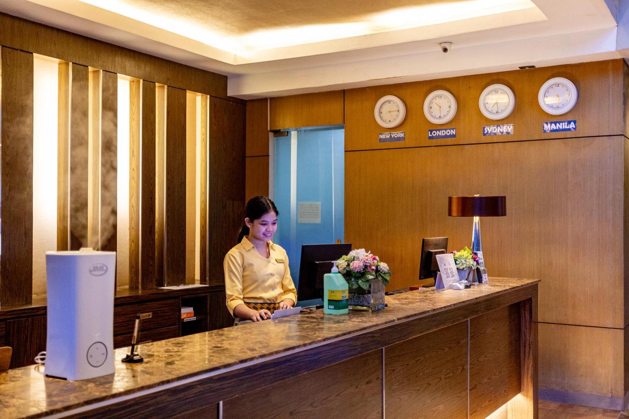 La Breza Hotel Quezon City Exterior photo