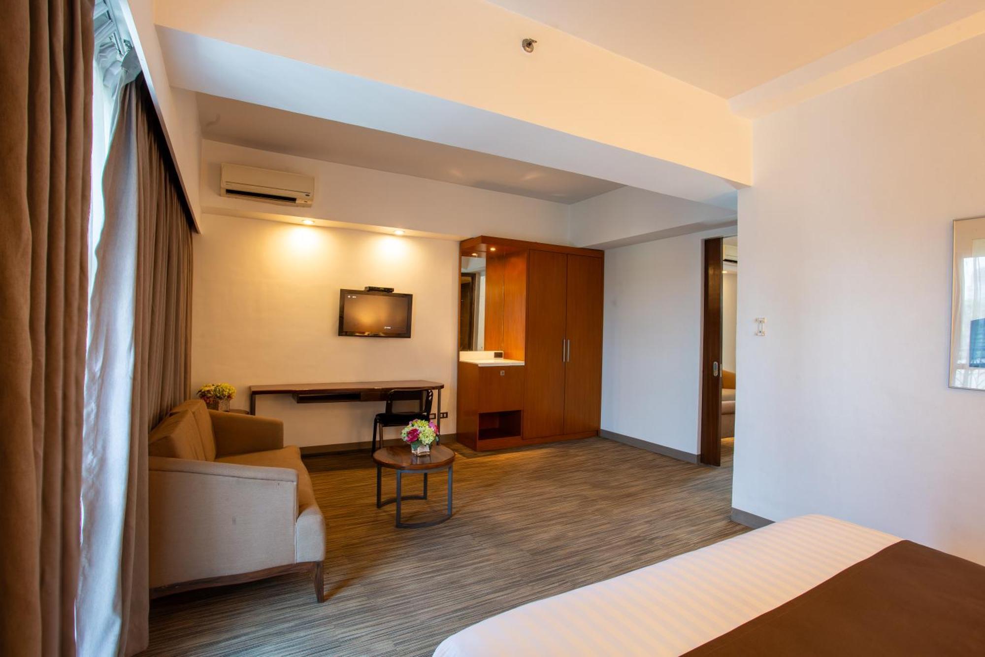 La Breza Hotel Quezon City Exterior photo
