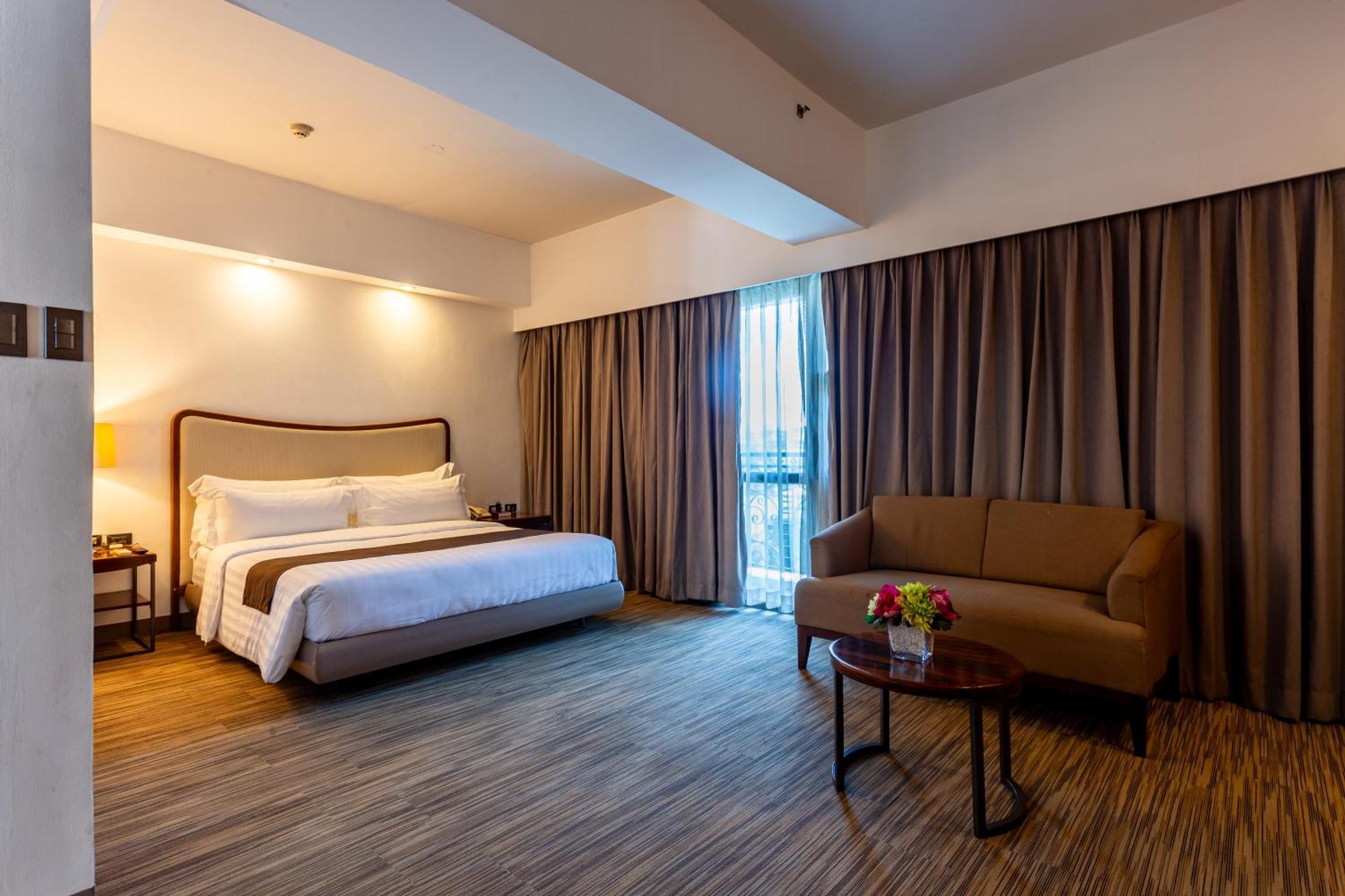 La Breza Hotel Quezon City Exterior photo