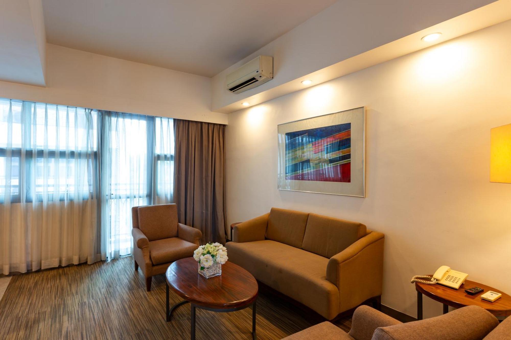 La Breza Hotel Quezon City Exterior photo