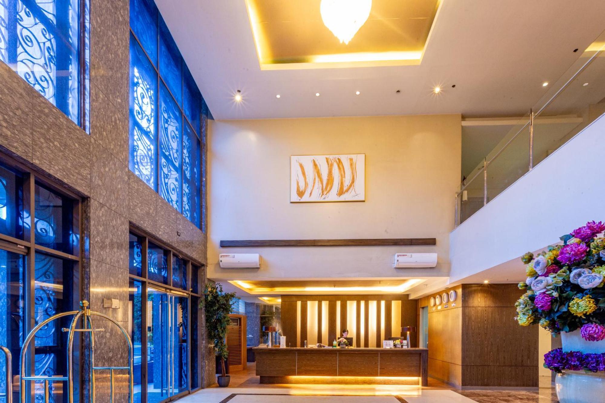 La Breza Hotel Quezon City Exterior photo