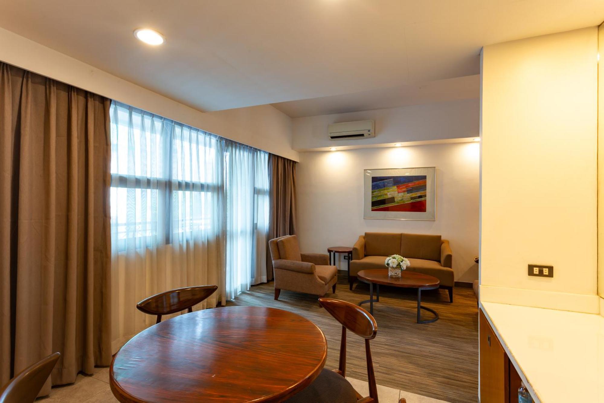 La Breza Hotel Quezon City Exterior photo