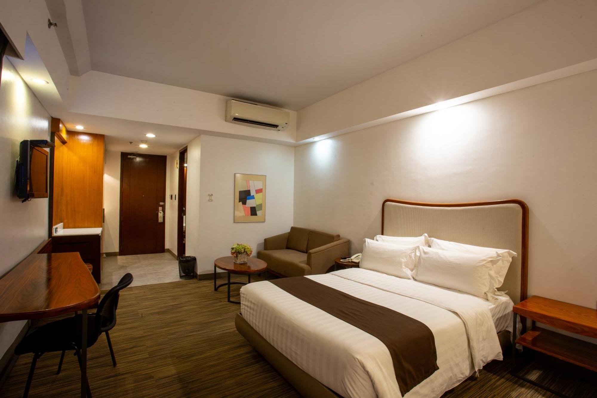 La Breza Hotel Quezon City Exterior photo