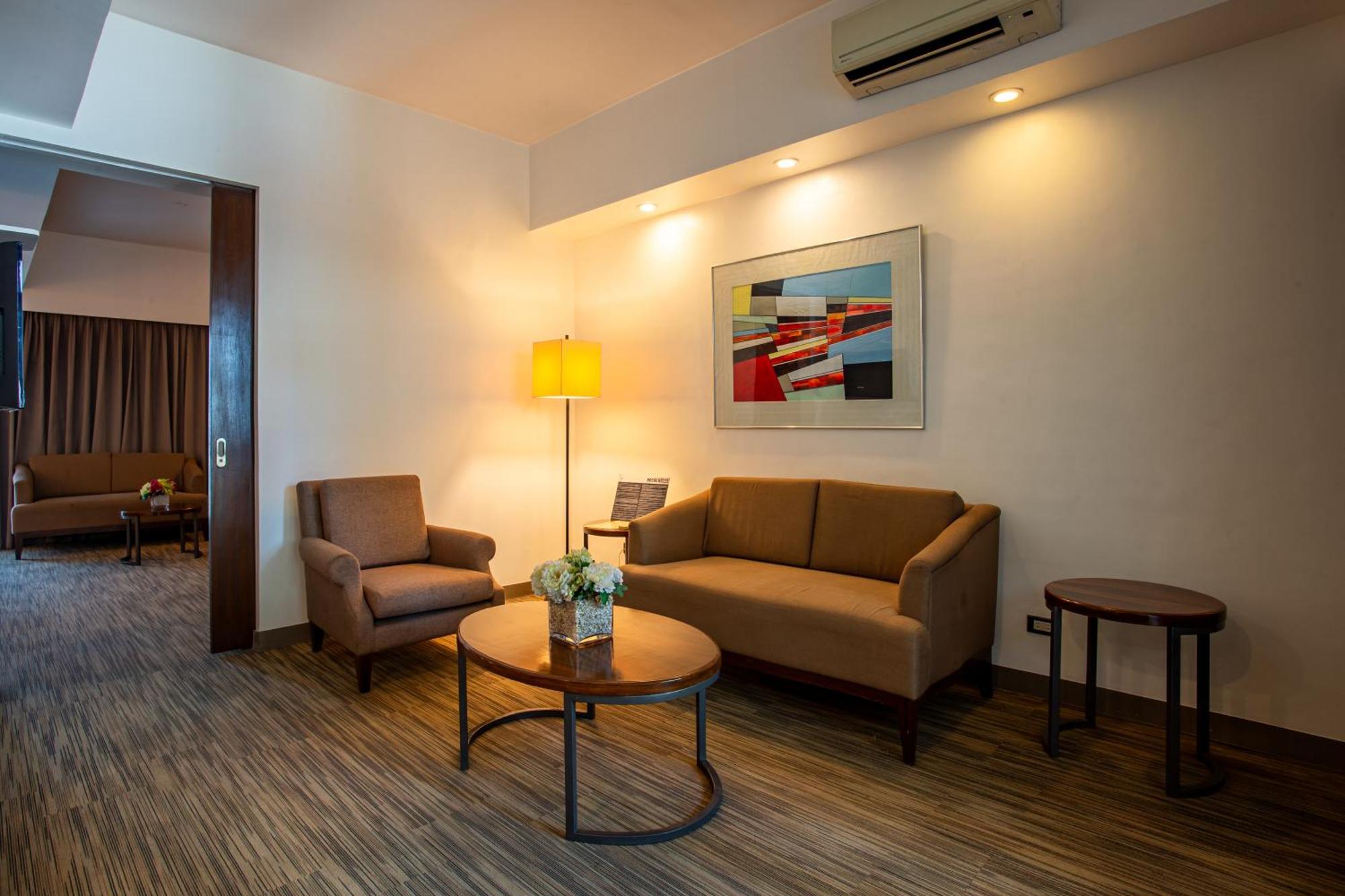 La Breza Hotel Quezon City Exterior photo