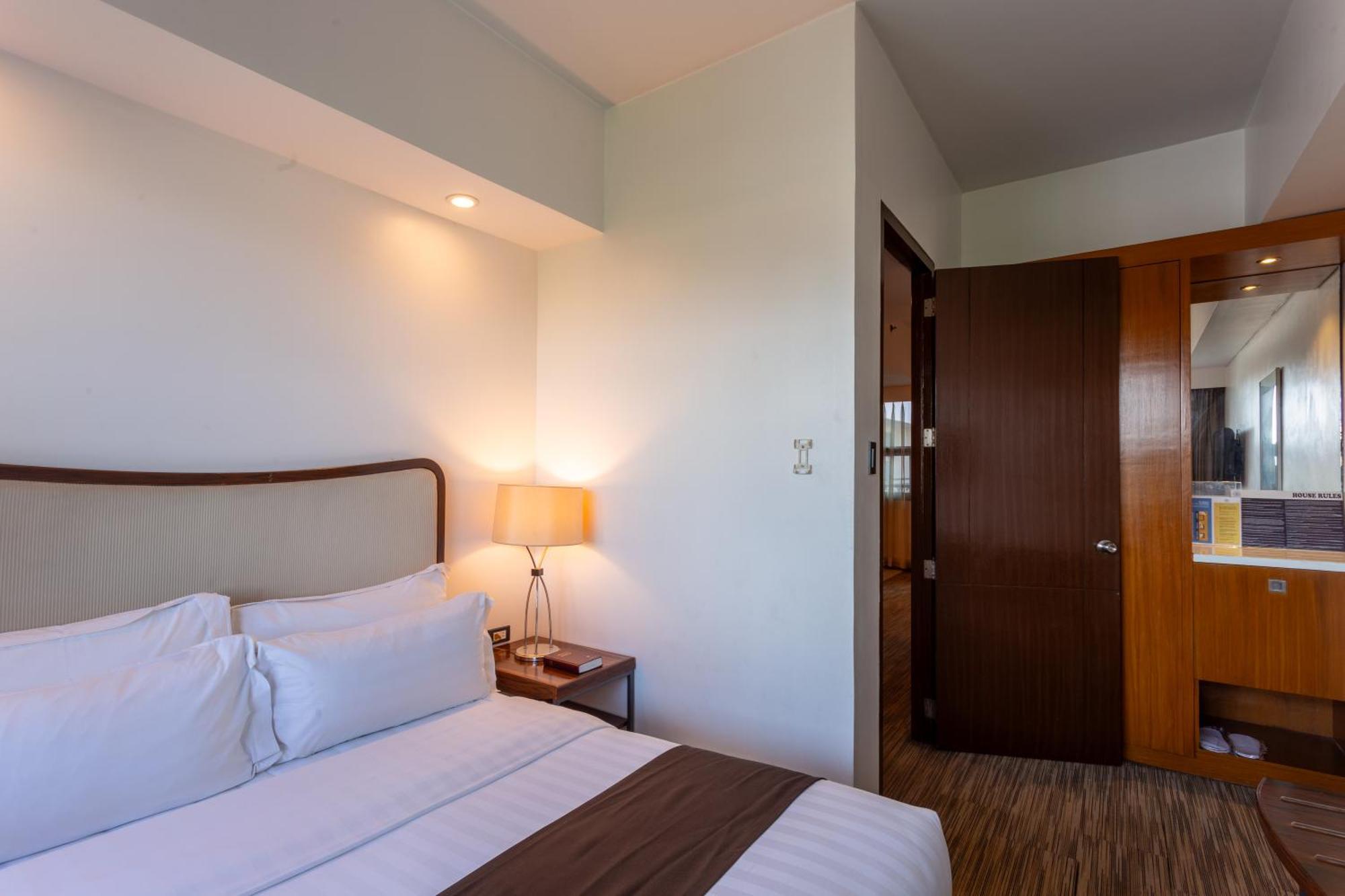La Breza Hotel Quezon City Exterior photo