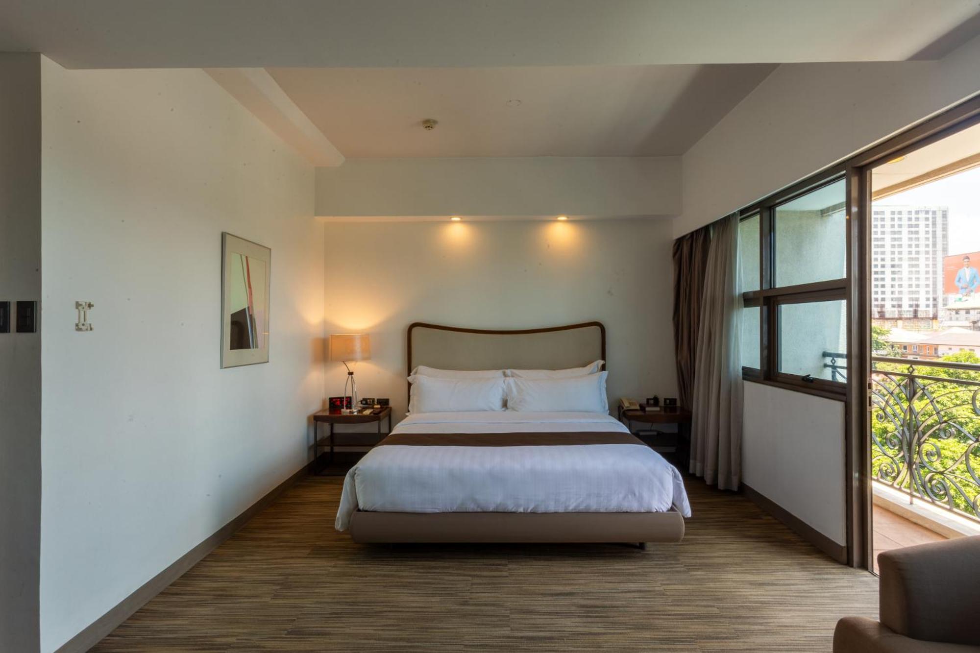 La Breza Hotel Quezon City Exterior photo