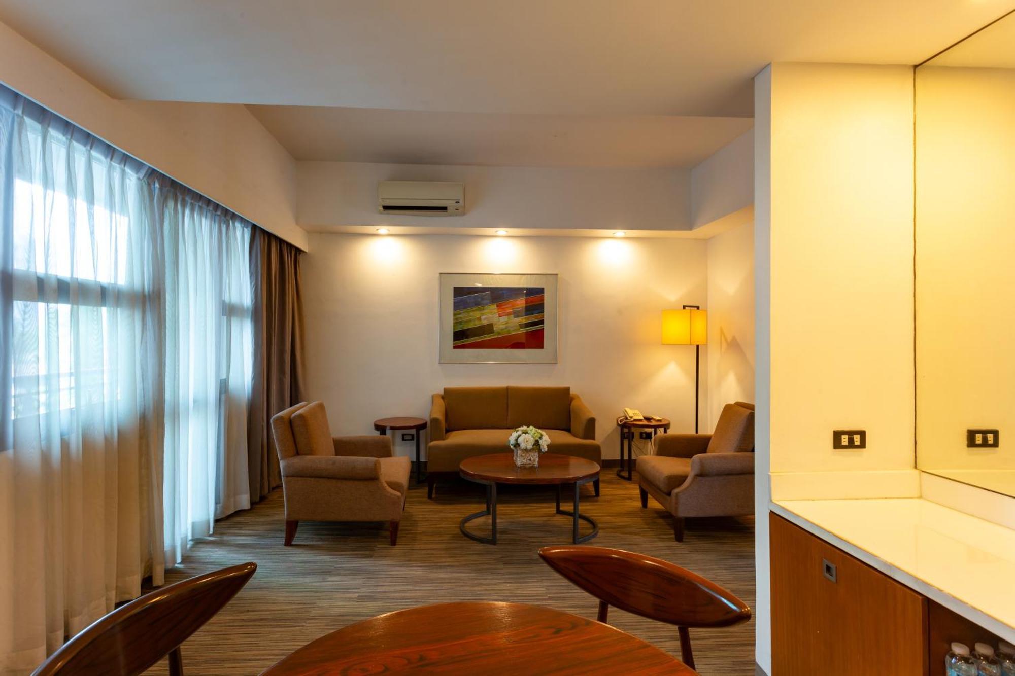 La Breza Hotel Quezon City Exterior photo