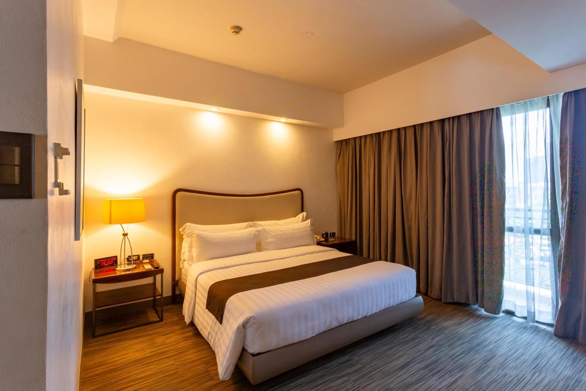 La Breza Hotel Quezon City Exterior photo