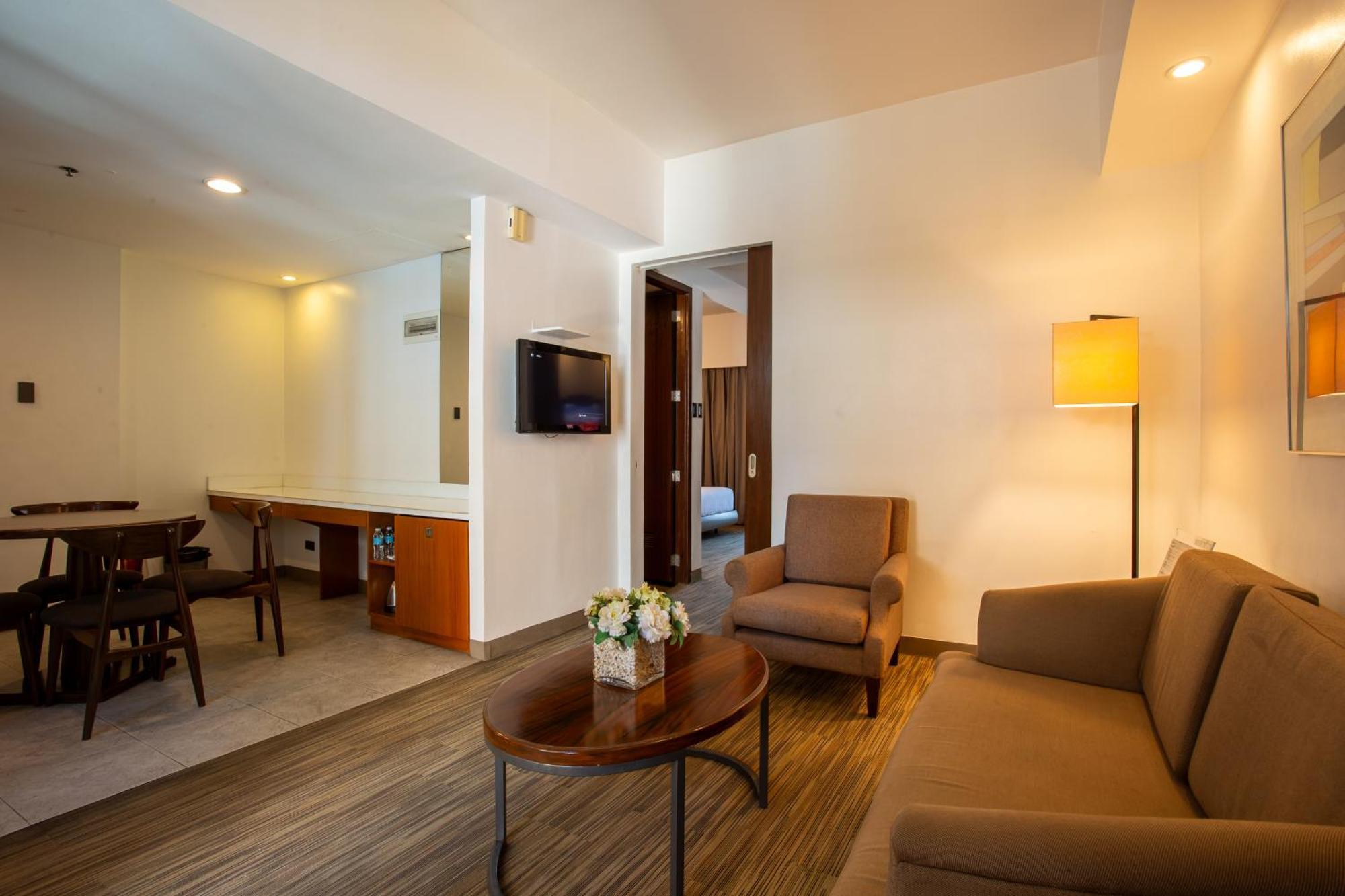 La Breza Hotel Quezon City Exterior photo