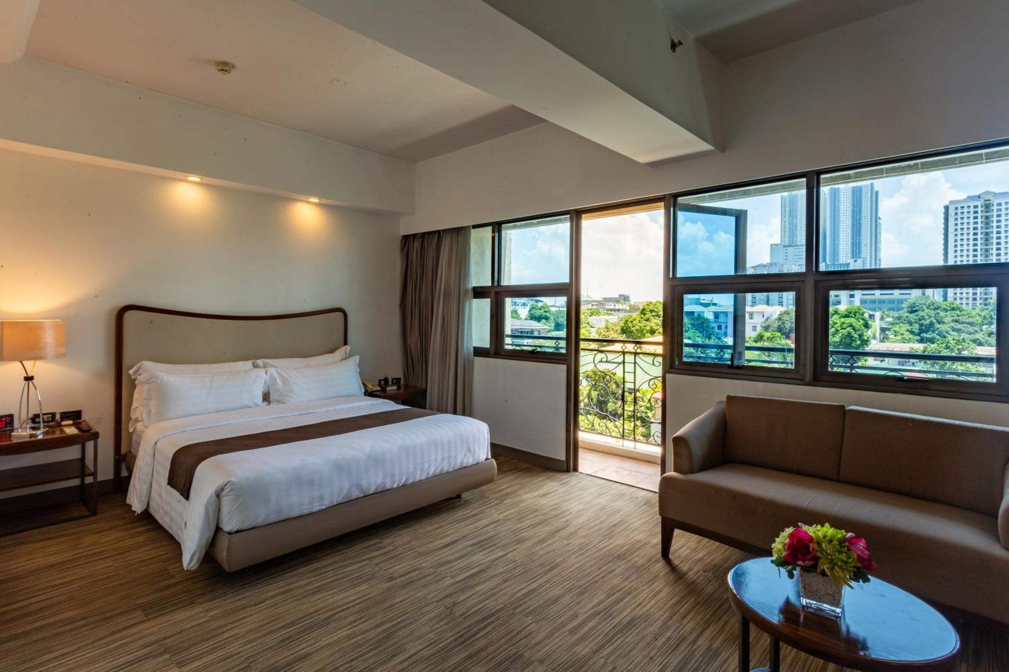 La Breza Hotel Quezon City Exterior photo